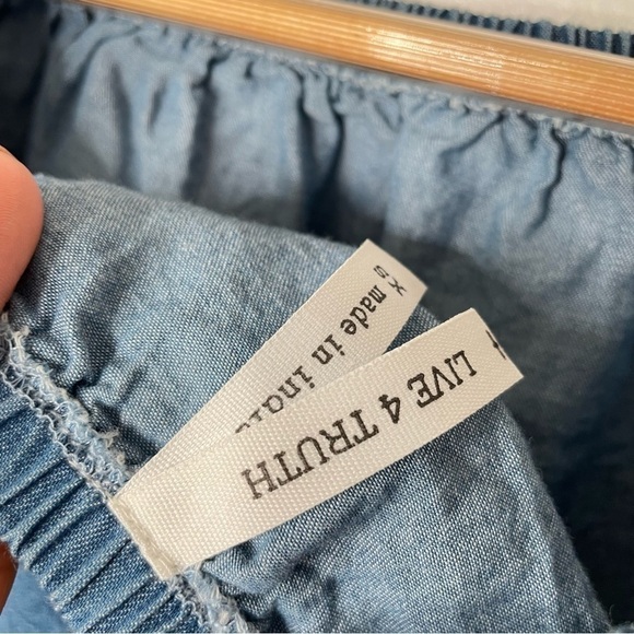 💫 LIVE 4 TRUTH | Ruffle Bell Sleeve Chambray Soft Cotton Denim Jean Crop Blouse - Picture 3 of 6